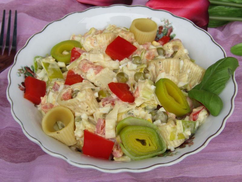 Sałatka z papryką, porem i makaronem Sałatka z papryką, porem i makaronem