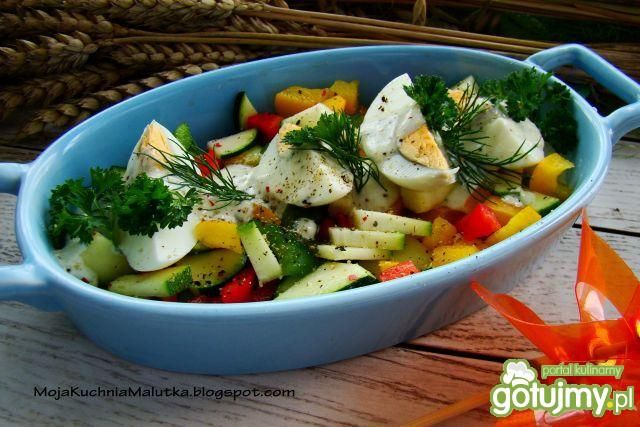 Sałatka z papryki i cukinii z jajkiem 