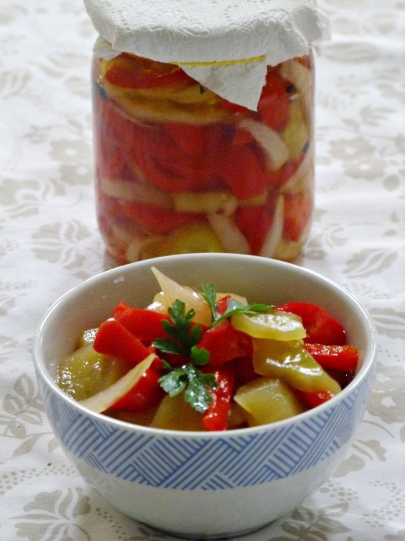 Sałatka z papryki i ogórków na zimę Sałatka z papryki i ogórków na zimę