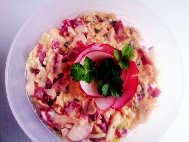 Sałatka z papryki, kapusty pekińskiej i rzodkiewki