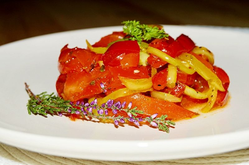 Sałatka z papryki konserwowej i smażonej cebuli Sałatka z papryki konserwowej i smażonej cebuli