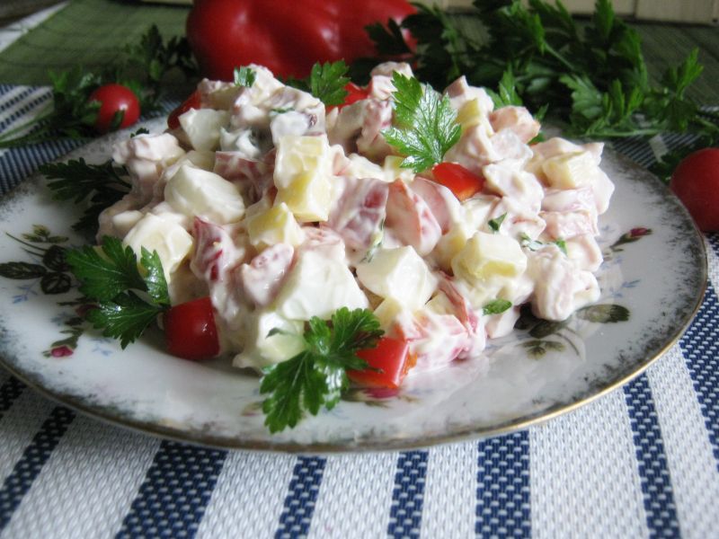 Sałatka z papryki szynki i sera