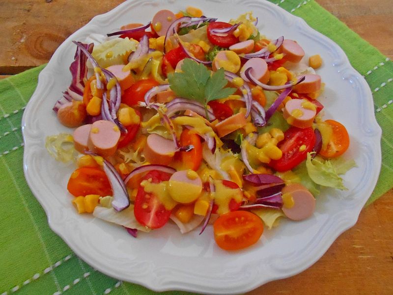 Sałatka z parówką