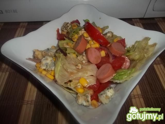 Sałatka z parówką i serem