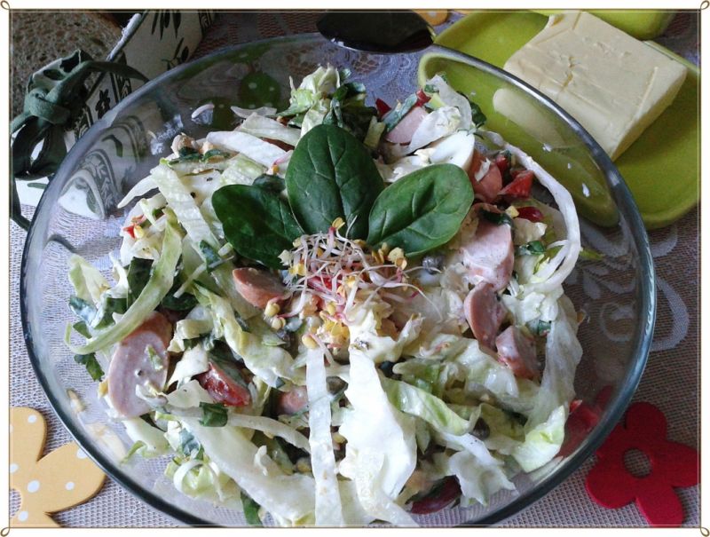 Sałatka z parówką jajkiem i kaparami