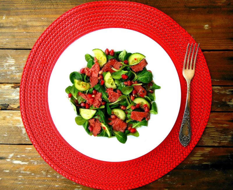 Sałatka z pastrami, granatem i ogórkiem