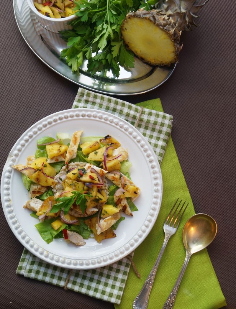 Sałatka z pęczakiem, grillowanym kurczakiem 