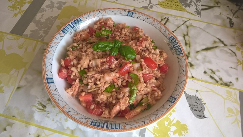 Sałatka z pęczakiem, łososiem i bazylią Sałatka z pęczakiem, łososiem i bazylią