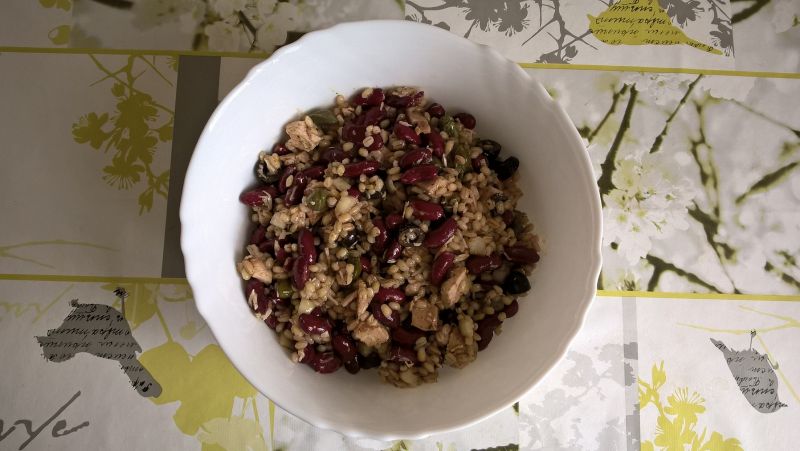 Sałatka z pęczakiem, pieczonym indykiem i kaparami Sałatka z pęczakiem, pieczonym indykiem i kaparami