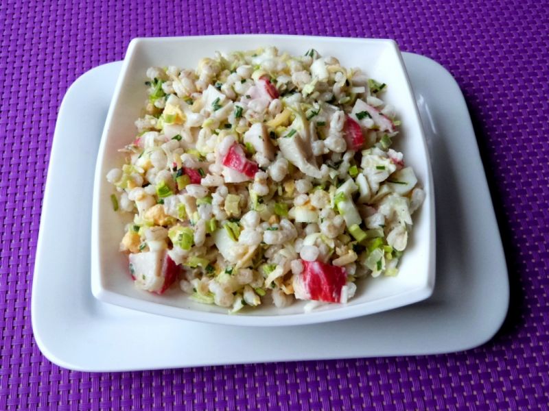 Sałatka z pęczaku i surimi