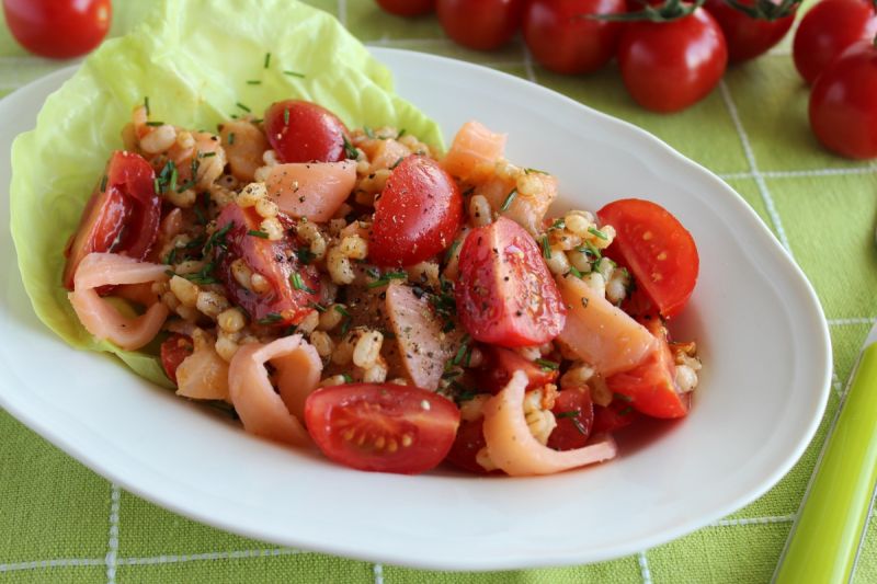 Sałatka z pęczaku i wędzonego łososia 