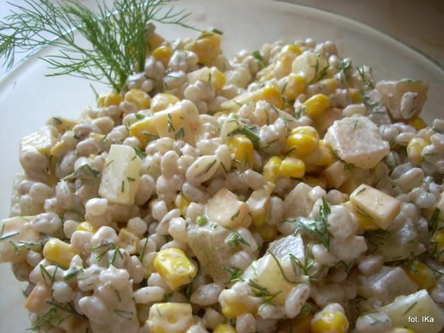 Sałatka z pęczaku, z serem wędzonym 