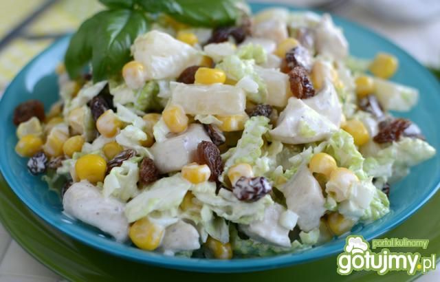 Sałatka z pekinką, ananasem i rodzynkami