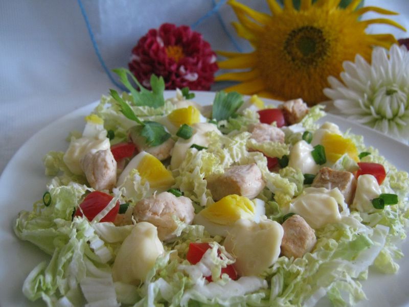 Sałatka z pekinką i kurczakiem Sałatka z pekinką i kurczakiem