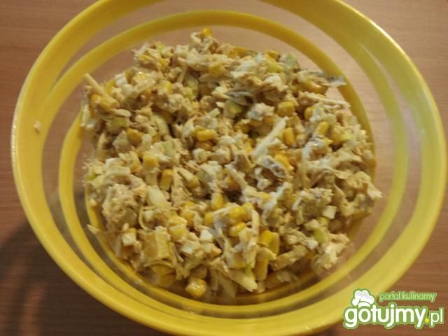 Sałatka z pekinką i tuńczykiem