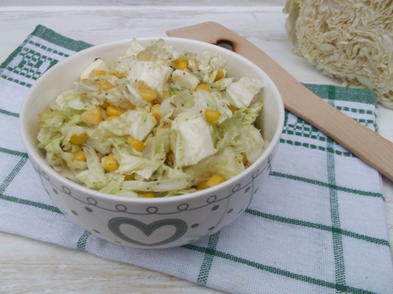 Sałatka z pekinki, kukurydzy i sera mozzarella