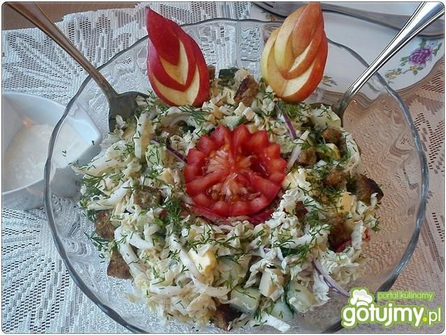 Sałatka z pekinki z grzankami i s.czosn.