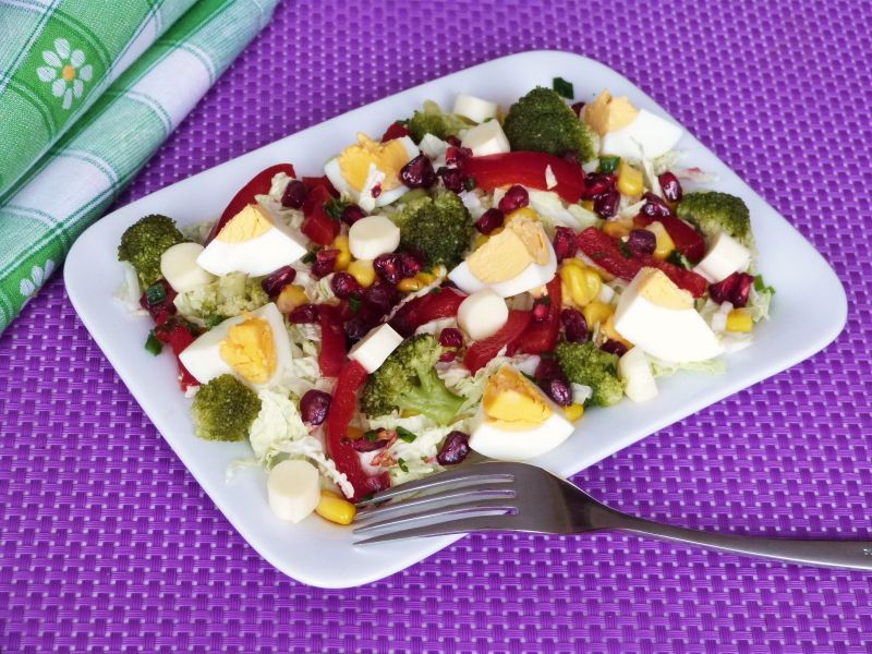 Sałatka z pekinki z jajkami i granatem Sałatka z pekinki z jajkami i granatem