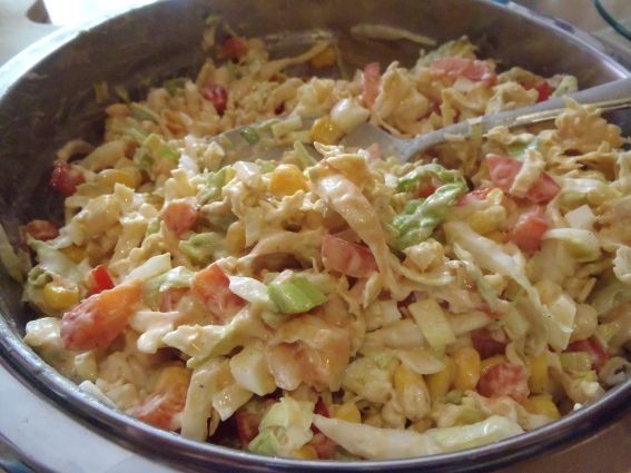 Sałatka z pekinki z kukurydzą i papryką