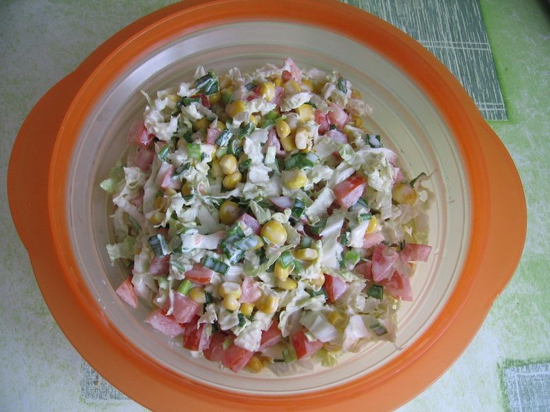 Sałatka z pekinki z sosem szczypiorkowym