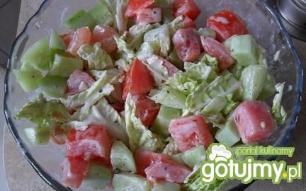 Sałatka z pekińskiej w sosie czosnkowym