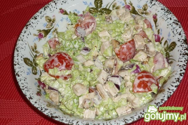 Sałatka z pekińskiej z filetem z grilla Sałatka z pekińskiej z filetem z grilla