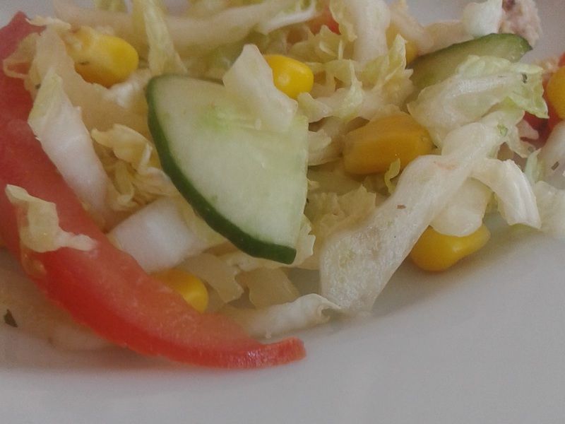 Sałatka z pekińskiej z kukurydzą i pomidorem Sałatka z pekińskiej z kukurydzą i pomidorem