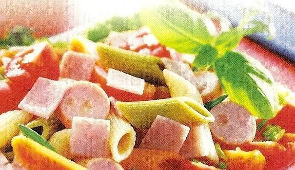 Sałatka z penne, szynką i parówkami