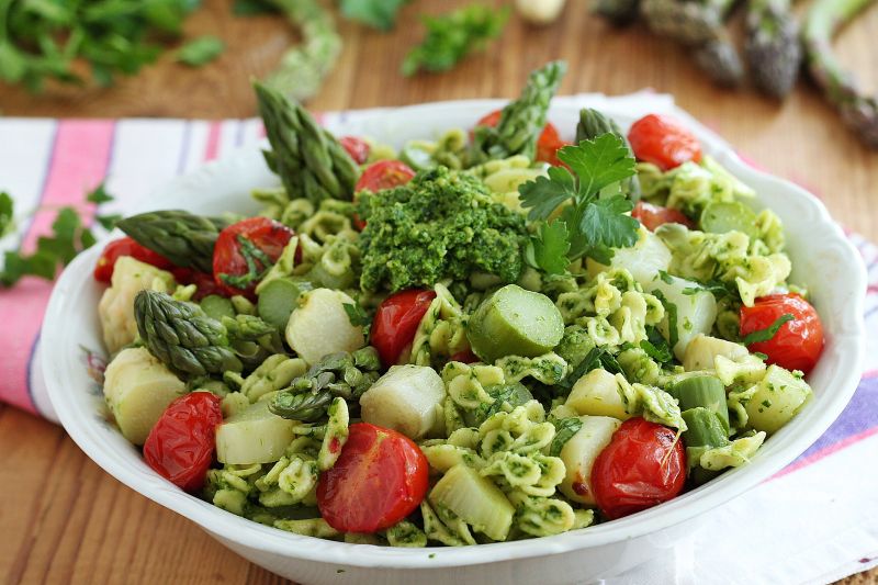 Sałatka z pesto pieturszkowym i szparagami Sałatka z pesto pieturszkowym i szparagami