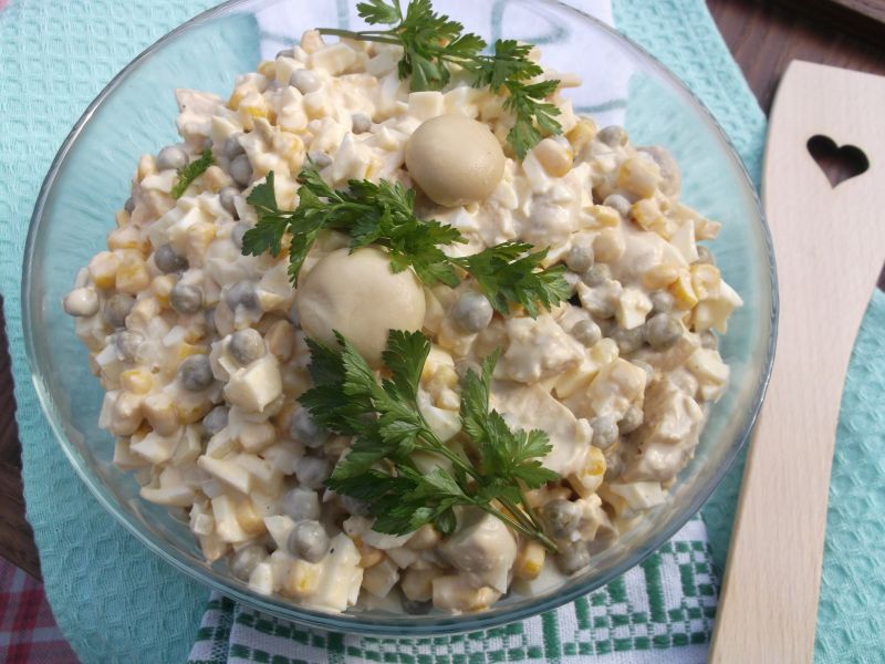 Sałatka z pieczarek,jajek,groszku i kukurydzy