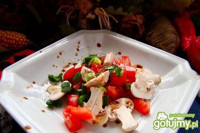 Sałatka z pieczarek ,pomidora  Sałatka z pieczarek ,pomidora