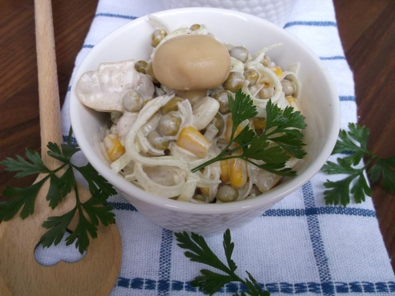 Sałatka z pieczarek,pora,groszku i kukurydzy