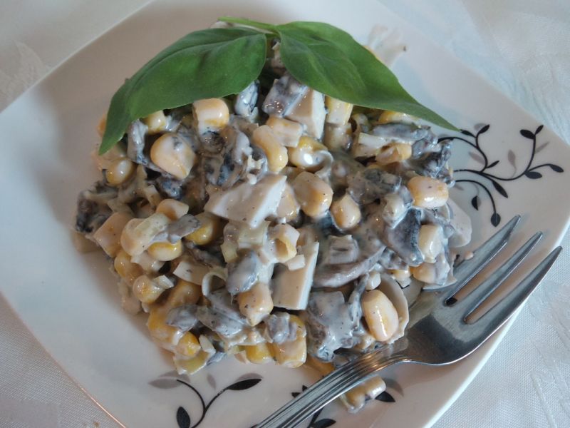 Sałatka z pieczarkami i czosnkiem