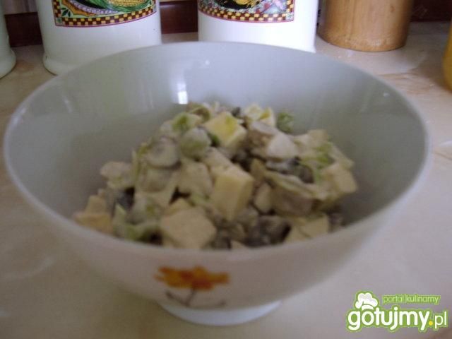 sałatka z pieczarkami i groszkiem