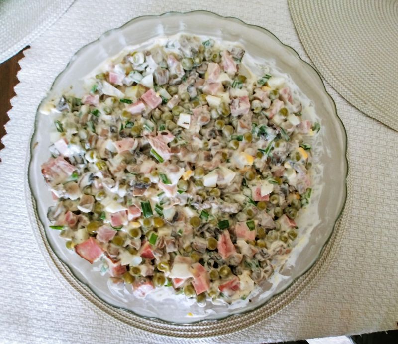 Sałatka z pieczarkami i groszkiem