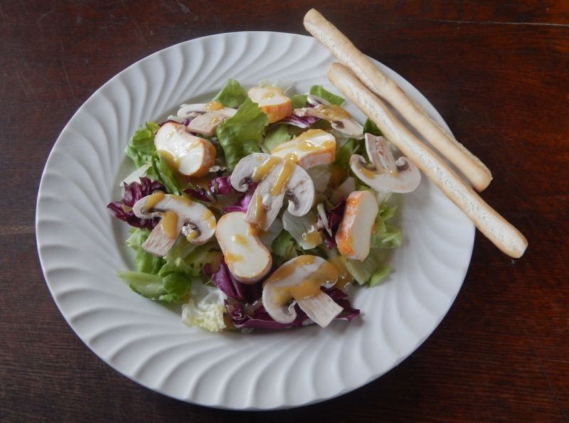 Sałatka z pieczarkami i kozim serem Sałatka z pieczarkami i kozim serem