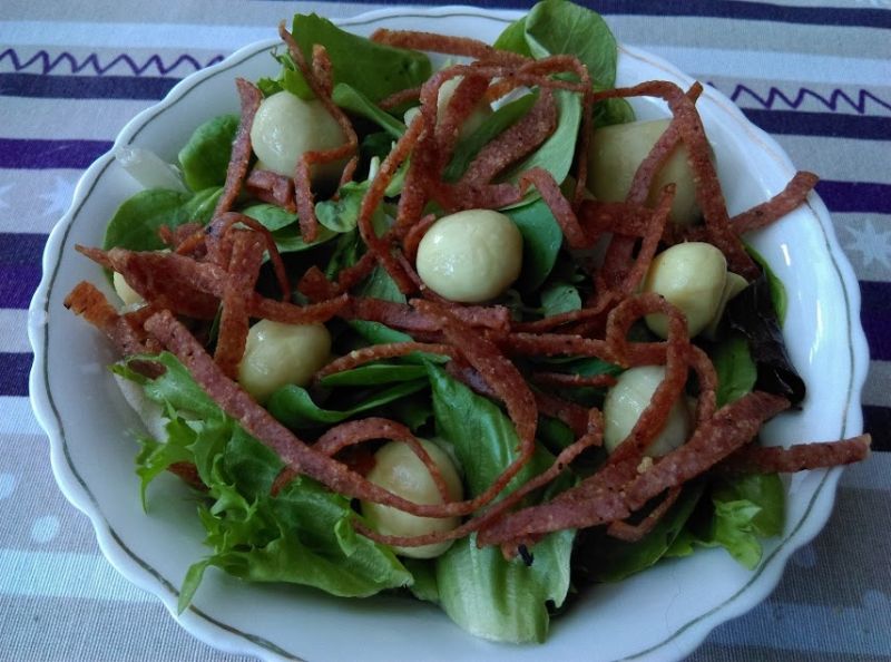 Sałatka z pieczarkami i prażonym salami