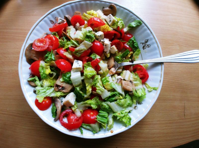 Sałatka z pieczarkami i serem lazur