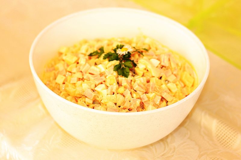 Sałatka z pieczarkami i szynką konserwową  