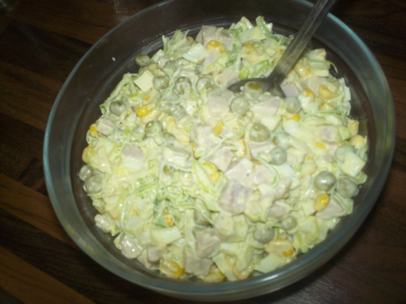 Sałatka z pieczarkami, porem i kukurydzą