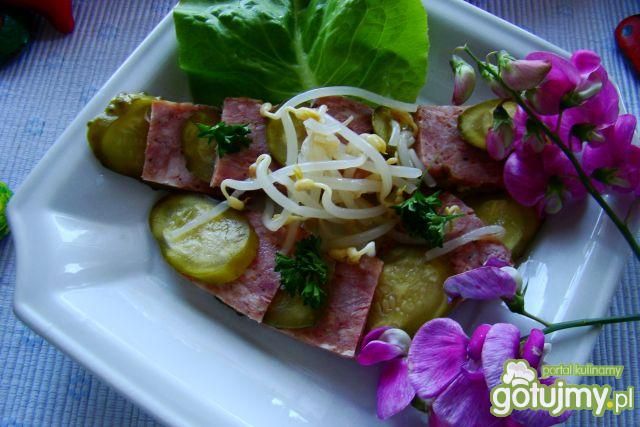 Sałatka z pieczeni szynkowej z kiełkami  Sałatka z pieczeni szynkowej z kiełkami