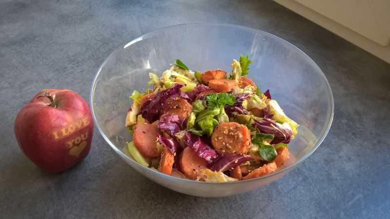 Sałatka z pieczoną marchewką i mozzarellą  Sałatka z pieczoną marchewką i mozzarellą