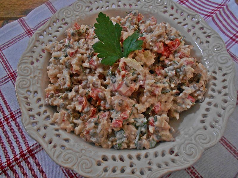 Sałatka z pieczoną papryką i tuńczykiem