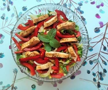 Sałatka z pieczoną piersią kurczaka i papryką  Sałatka z pieczoną piersią kurczaka i papryką