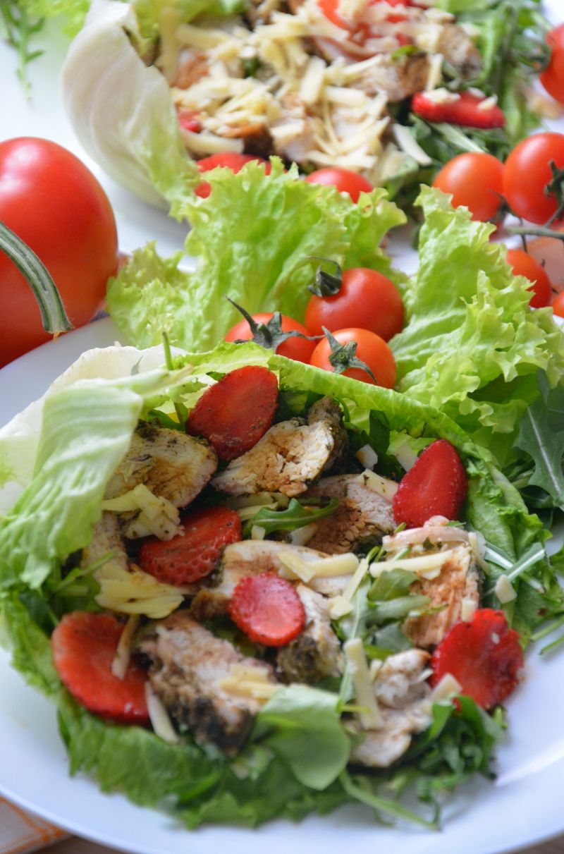 Sałatka z pieczoną piersią kurczaka i truskawkami