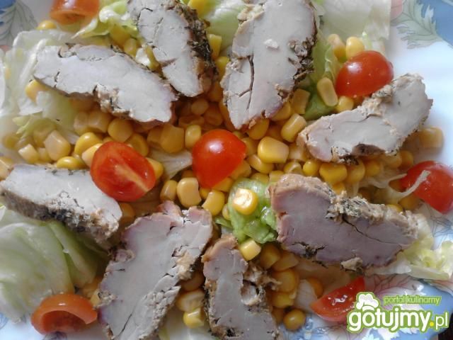 Sałatka z pieczoną polędwiczką