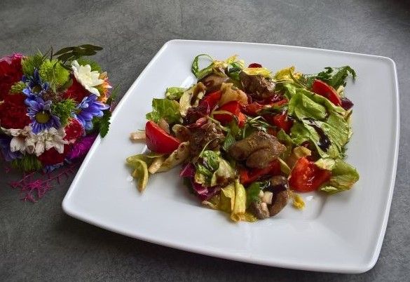 Sałatka z pieczoną wątróbką  Sałatka z pieczoną wątróbką