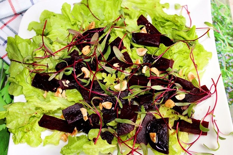 Sałatka z pieczonego buraka z kiełkami i orzechami