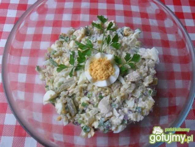 Sałatka z pieczonego mięsa i ryżu