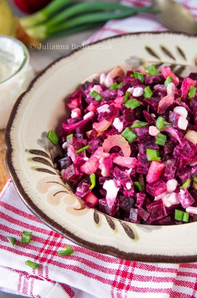 Sałatka z pieczonych buraków z jabłkiem i selerem
